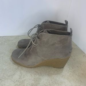 Women’s size 9 Bass shoes. No box. Slightly used.